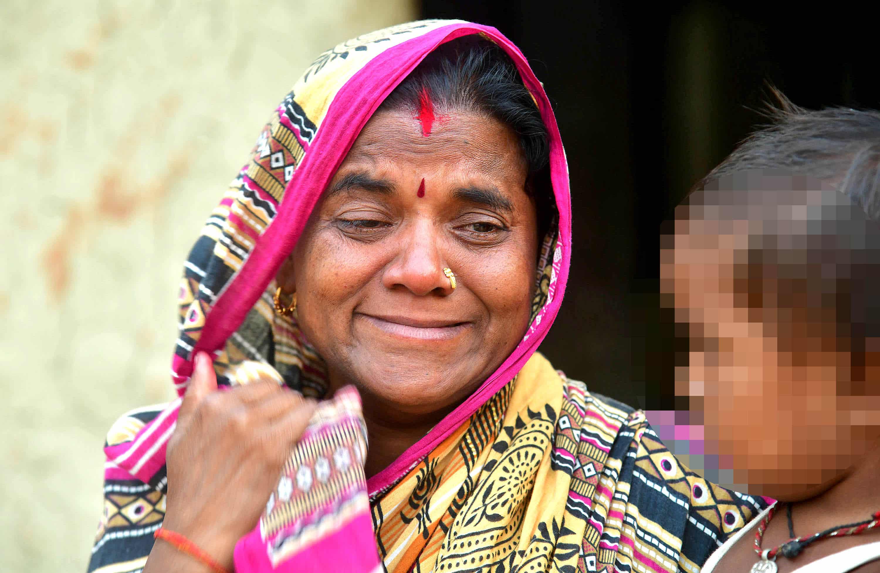 धरौटी बुझाउन नसकेर महोत्तरीको जलेश्वर कारागारमा रहेका छोरा जंगबहादुर ठाकुरका बारेमा बताउँदा भक्कानिँदै आमा सञ्जादेवी ।  तस्वीर: दीपक केसी/कान्तिपुर