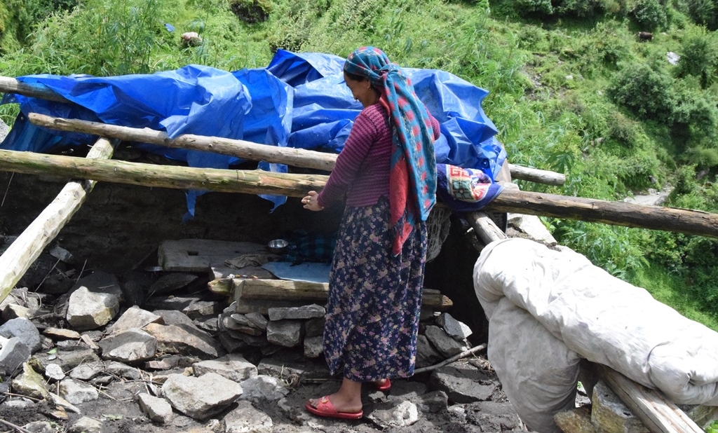 महिलाको बतचबाट निर्माण गरिएको साइपाल गाउँपालिकाको छाउगोठ प्रहरीले भत्काई दिए पनि हाल साेही भग्नावशेष पालले छोपेर छाउपडी बस्ने गरेका छन् ।