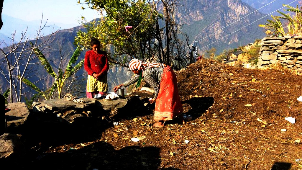 महिनावारी भएकी छोरीलाई खाना दि‌ंदै जयपृथ्वी नगरपालिका -११ की एक महिला ।